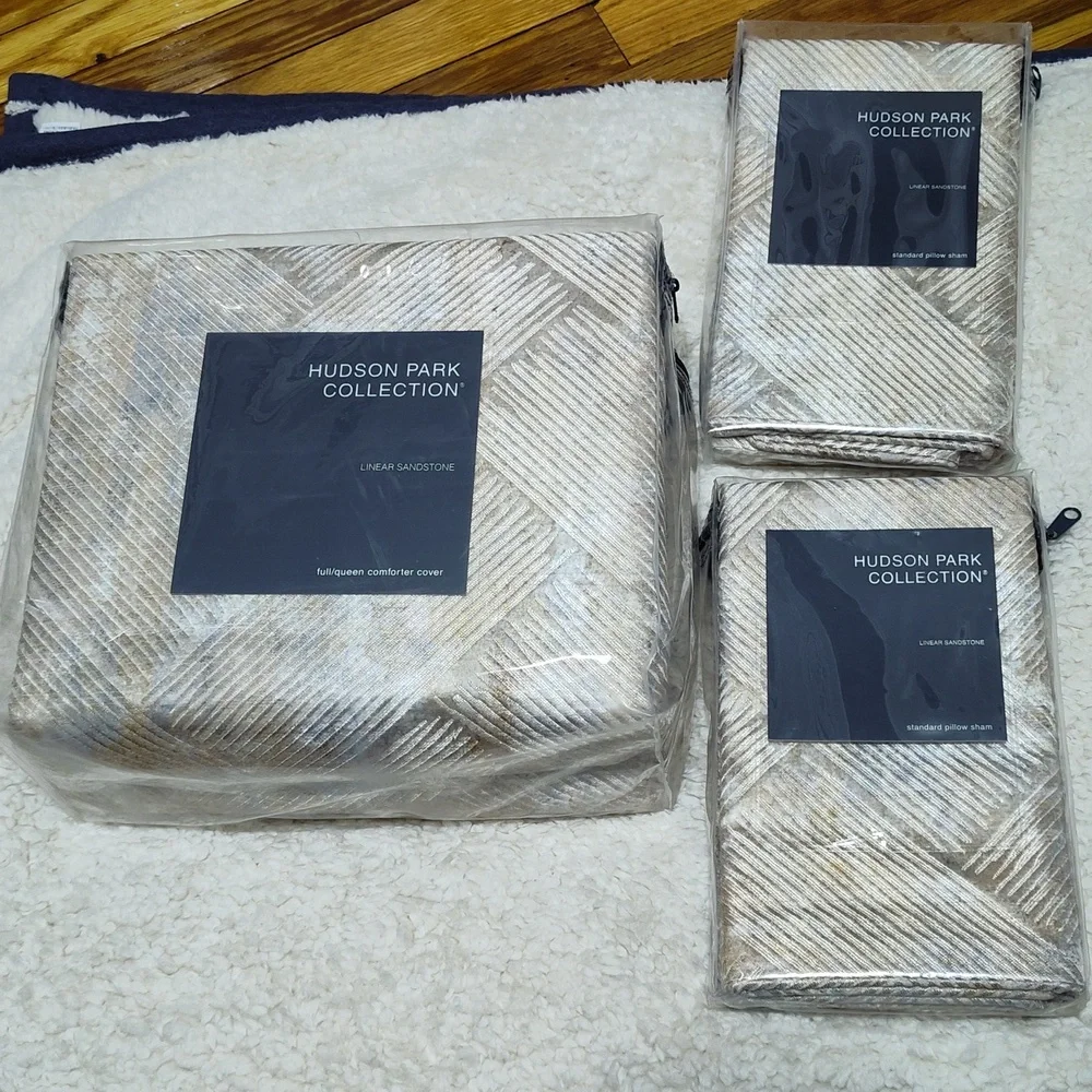 Hudson Park Collection Linear Sandstone Full/Queen Duvet & 2 Standard Shams